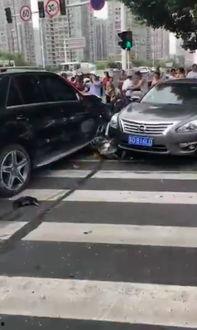 武汉爆料奔驰车祸视频,惊险瞬间,生命悬于一线